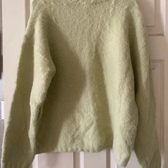 Elegant Pastel Green Women's Sweater - Picture 3 of 8